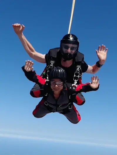 Faldskærmsudspring. Tag et tandemspring Lars endnu en gang i sit rette element som tandemmaster